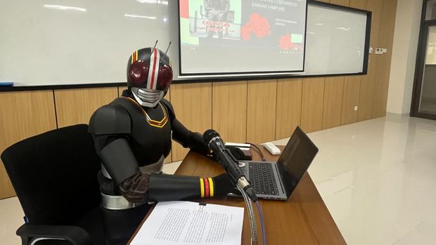 Mahasiswa Program Magister Kajian Budaya Universitas Sanata Dharma (USD) Jogja, Yogi Fajar Darmawan mengenakan kostum Kamen Rider saat ujian proposal.