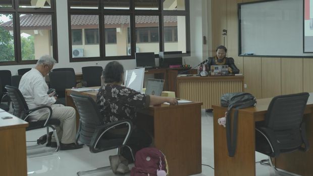 Mahasiswa Program Magister Kajian Budaya Universitas Sanata Dharma (USD) Jogja, Yogi Fajar Darmawan mengenakan kostum Kamen Rider saat ujian proposal.