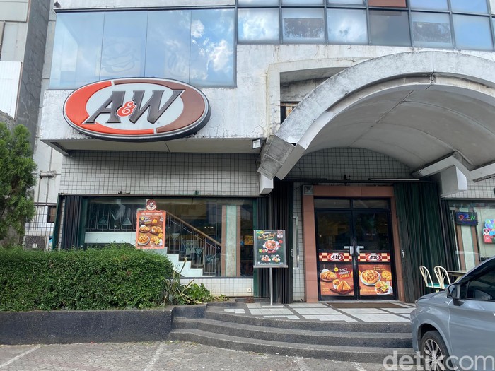 Makan di A&W Rawamangun Serasa ke Era 90-an, Interior Jadul Masih Asli!