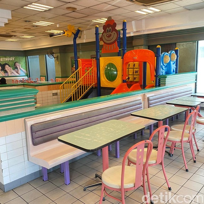 Makan di A&W Rawamangun Serasa ke Era 90-an, Interior Jadul Masih Asli!