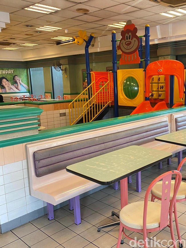 Makan di A&W Rawamangun Serasa ke Era 90-an, Interior Jadul Masih Asli!