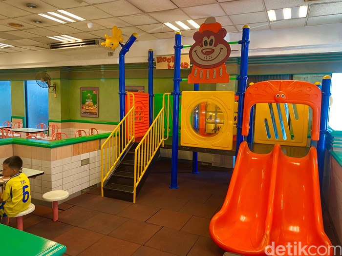 Makan di A&W Rawamangun Serasa ke Era 90-an, Interior Jadul Masih Asli!