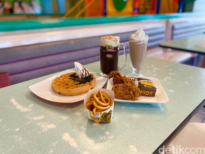 Makan di A&W Rawamangun Serasa ke Era 90-an, Interior Jadul Masih Asli!