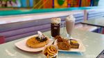 Makan di A&W Rawamangun Serasa ke Era 90-an, Interior Jadul Masih Asli!