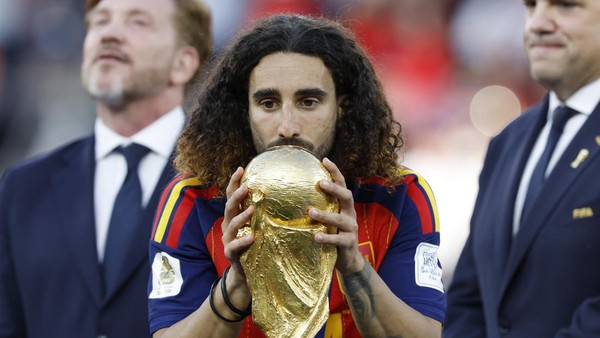 Bukan demi Anak, Ini Alasan Cucurella Berambut Gondrong