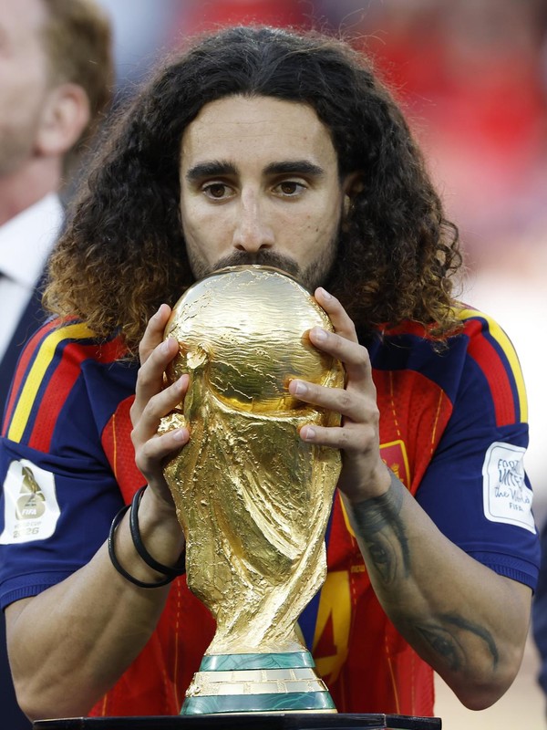 Bukan demi Anak, Ini Alasan Cucurella Berambut Gondrong