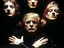Meme Bertaburan, Sindir Trump Ikut Spanyol Angkat Trofi Pildun
