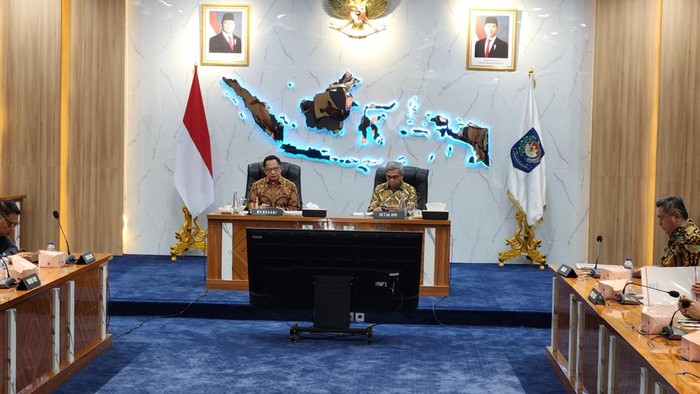 Mendagri Tito Karnavian (kiri) (Adrial/detikcom)