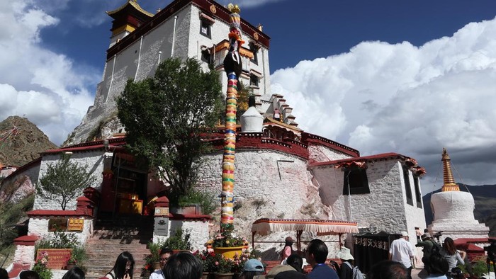 Istana Yumbulagang menjadi salah satu ikon sejarah di Xizang, China. Bangunan itu diyakini sebagai tempat bermulanya peradaban Tibet.