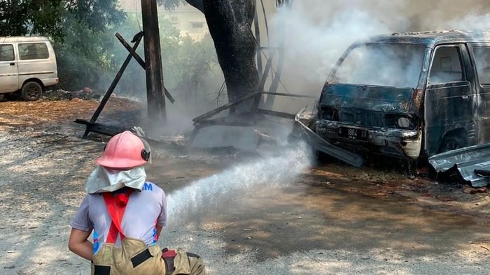 Mobil di Tangerang hangus terbakar. (Dok. ist)