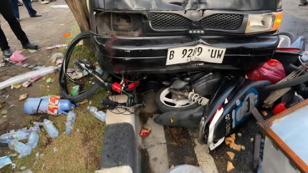 Mobil pikap menabrak pesepeda, motor, hingga gerobak bakso di jalur satu arah lingkar Stadion Pakansari, Cibinong, Bogor. Dua orang terluka dalam kejadian itu. (dok Istimewa)