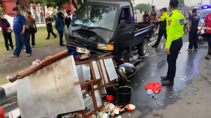 Mobil pikap menabrak pesepeda, motor, hingga gerobak bakso di jalur satu arah lingkar Stadion Pakansari, Cibinong, Bogor. Dua orang terluka dalam kejadian itu. (dok Istimewa)