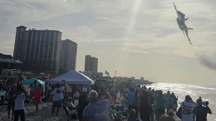 Momen jet tempur AS terbang sangat rendah di atas kerumunan orang di pantai Pensacola, Florida pada 15 Juli lalu (Partridge Drones via Facebook/via REUTERS) 