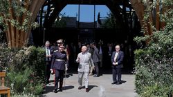 Momen Saat Raja Charles III Lepas Sepatu Masuk Masjid di Inggris