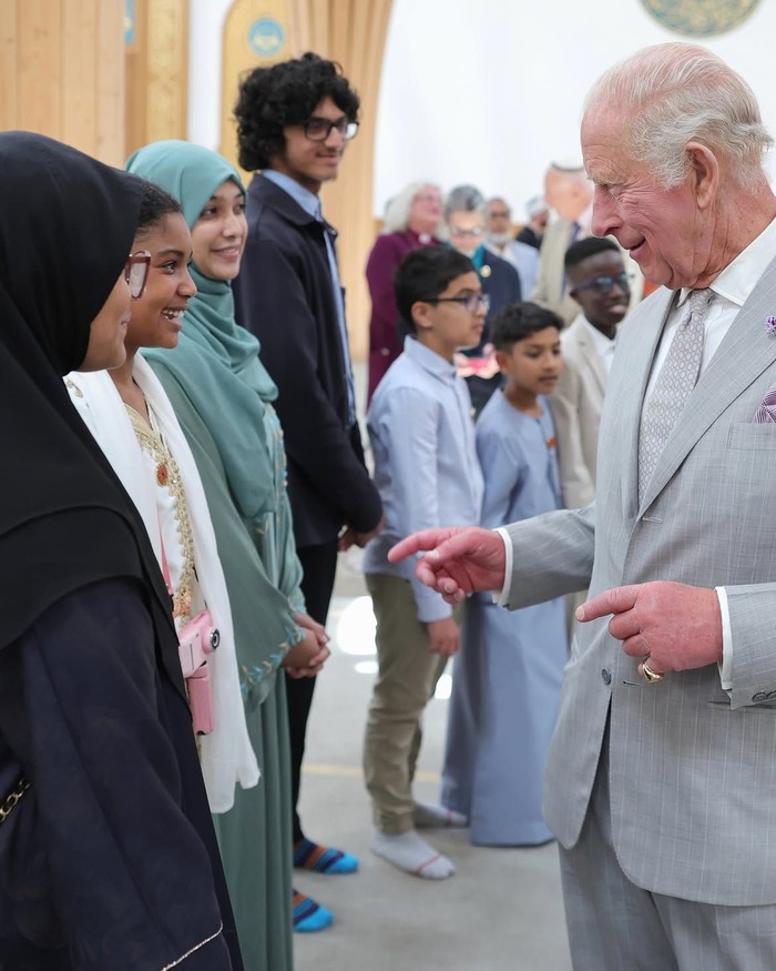 Momen Saat Raja Charles III Lepas Sepatu Masuk Masjid di Inggris