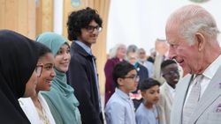 Momen Saat Raja Charles III Lepas Sepatu Masuk Masjid di Inggris