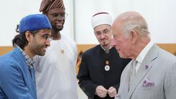 Momen Saat Raja Charles III Lepas Sepatu Masuk Masjid di Inggris