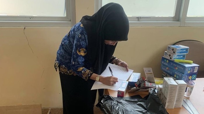 Momen staf Sekretariat DPRD Bone, Yuli Nofita Sari (29) saat bekerja.
