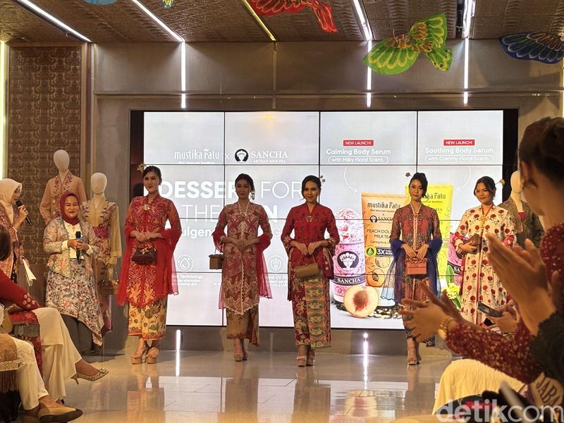 Mustika Ratu menghadirkan trunk show spesial yang menampilkan desain kebaya modern edgy dan modern, diperagakan oleh finalis Puteri Indonesia.
