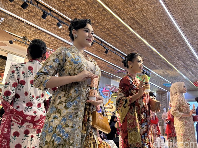 Mustika Ratu menghadirkan trunk show spesial yang menampilkan desain kebaya modern edgy dan modern, diperagakan oleh finalis Puteri Indonesia.
