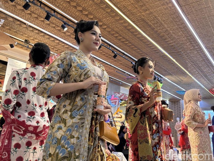 Mustika Ratu menghadirkan trunk show spesial yang menampilkan desain kebaya modern edgy dan modern, diperagakan oleh finalis Puteri Indonesia.