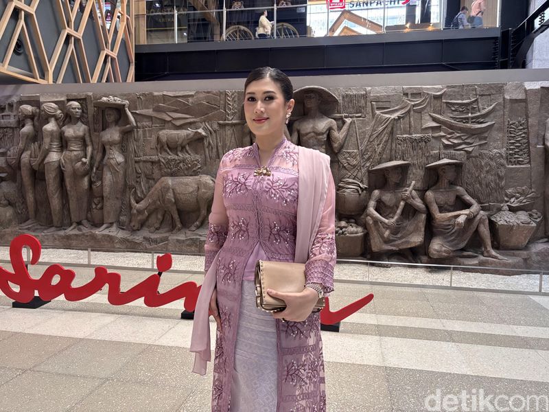 Mustika Ratu menghadirkan trunk show spesial yang menampilkan desain kebaya modern edgy dan modern, diperagakan oleh finalis Puteri Indonesia.