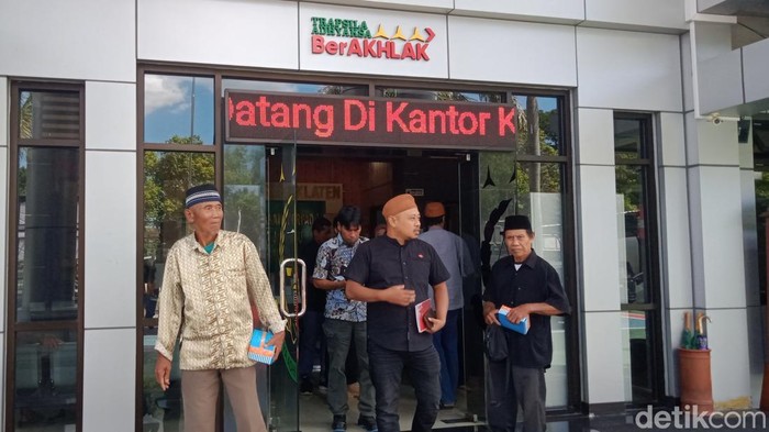 Para nasabah PD BKK Klaten di kantor Kejari Klaten.