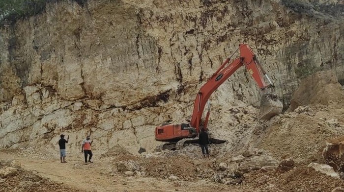 Operator ekskavator tewas tertimbun longsor tambang di Bone.