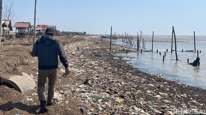 Pantai Lestari di Desa Bulumanis Kidul, Kecamatan Margoyoso, Kabupaten Pati, penuh   sampah, Jumat (24/7/2026).