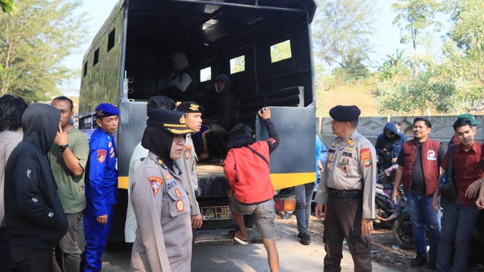Para penambang timah saat diamankan polisi karena positif narkotika.
