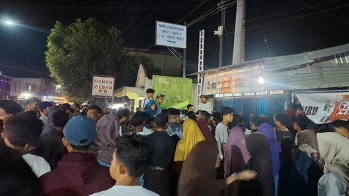Ratusan warga memadati rumah persembunyian korban di Desa Oo Dompu, NTB Kamis (23/7/2026) malam.