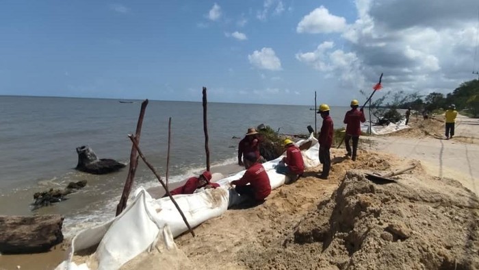Pemasangan geobag di Desa Keraya, Kumai, Kotawaringin Barat untuk menangani abrasi. (dok BPBD Kobar)