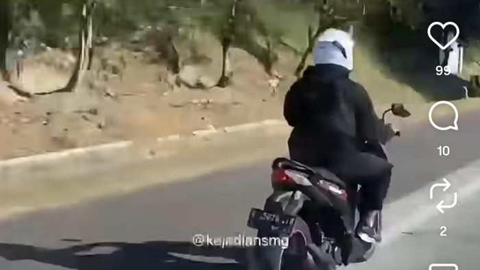 Pemotor nyelonong ke Tol Semarang, Kamis (23/7/2026).