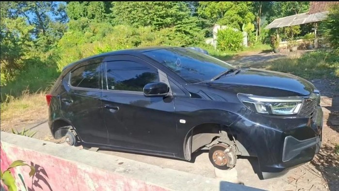 Penampakan mobil Honda Brio tanpa ban gegara digondol maling saat parkir di Ungaran.