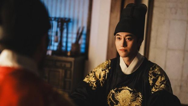 Penampilan Kwak Dong Yeon dalam drama Korea Netflix The East Palace. Penampilan Kwak Dong Yeon dalam drama Korea Netflix The East Palace.