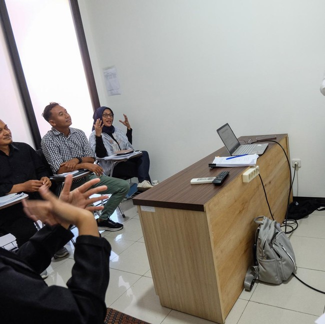 Pendamping Bahasa Isyarat Bantu Mahasiswi Jalani Skripsi