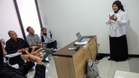 Mahasiswi Rizka didampingi relawan juru bahasa isyarat saat mempresentasikan skripsinya di Fakultas Ekonomi, Solo, Jawa Tengah, Kamis (23/7/2026). ANTARA FOTO/Maulana Surya 
