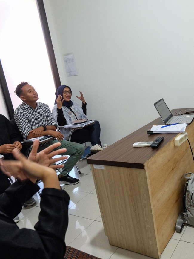 Pendamping Bahasa Isyarat Bantu Mahasiswi Jalani Skripsi