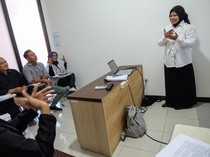 Pendamping Bahasa Isyarat Bantu Mahasiswi Jalani Skripsi