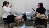 Pendampingan tersebut diberikan melalui layanan Forum Relawan Disabilitas (Fordis) untuk membantu memenuhi kebutuhan mahasiswa disabilitas selama proses belajar. ANTARA FOTO/Maulana Surya 