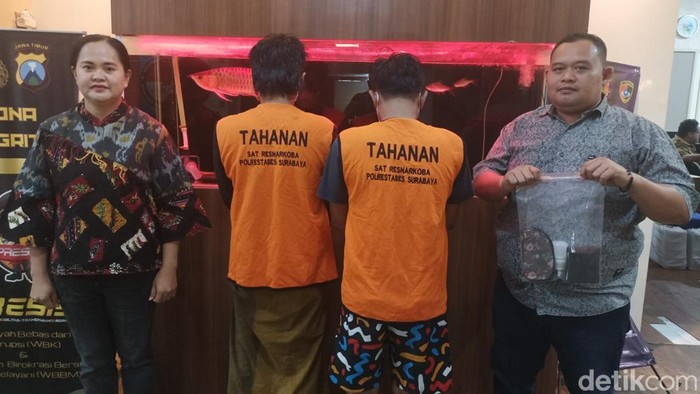 Pengedar sabu sembunyikan 3 poket dalam bohlam diringkus di Surabaya.