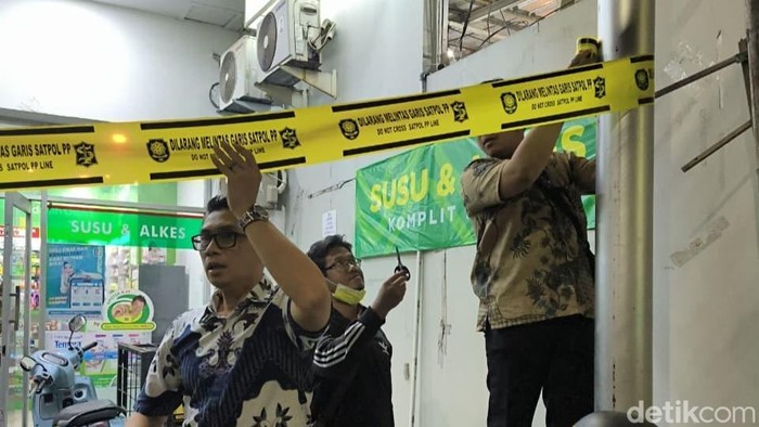 Penyegelan lokasi parkir tempat usaha di Surabaya.