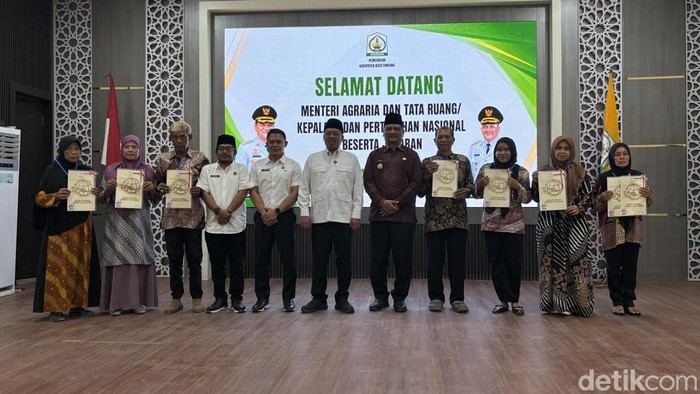 Penyerahan sertifikat pengganti untuk korban bencana hidrometeorologi di Aceh Tamiang dilakukan oleh Menteri ATR/BPN Nusron Wahid dan Bupati Aceh Tamiang Armia Pahmi