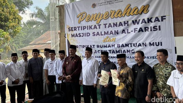 Penyerahan sertifikat wakaf untuk Masjid Salman Alfarisi di Aceh Tamiang Penyerahan sertifikat wakaf untuk Masjid Salman Alfarisi di Aceh Tamiang