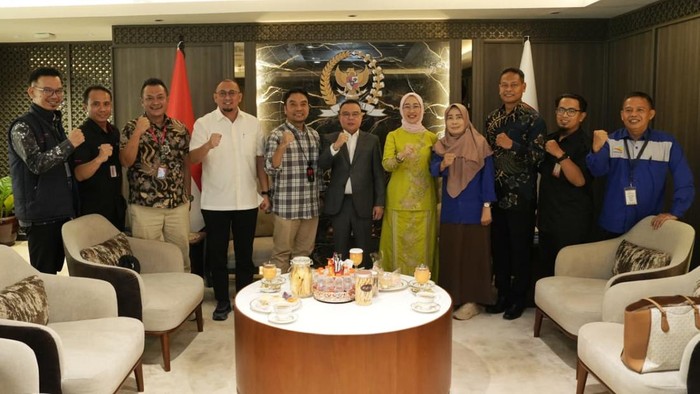 Wakil Ketua DPR RI Sufmi Dasco Ahmad, didampingi Ketua Komisi VI DPR RI Anggia Ermarini dan Wakil Ketua Komisi VI DPR RI Andre Rosiade, menerima perwakilan Serikat Karyawan Telkom Indonesia (Sekar Telkom) di Gedung DPR RI, Senayan, Jakarta, Kamis (23