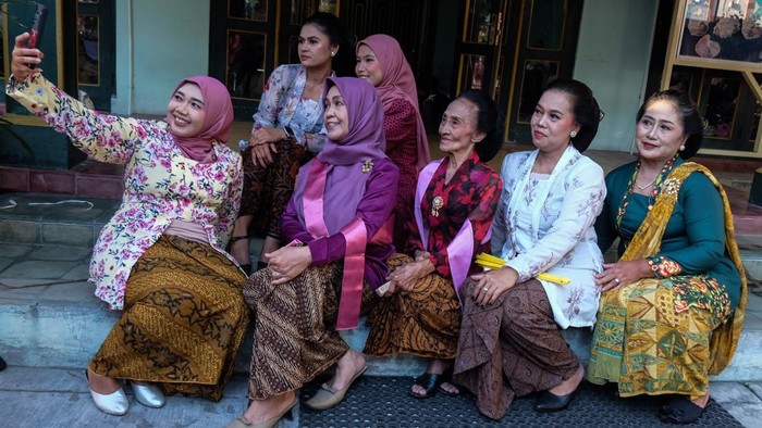 Seorang model memakai kebaya saat peragaan busana untuk merayakan Hari Kebaya Nasional di kawasan Pasar Triwindu, Solo, Jawa Tengah, Jumat (24/7/2026). Kegiatan tersebut digelar sebagai bentuk apresiasi para pedagang Pasar Triwindu terhadap busana tradisional kebaya sebagai warisan budaya bangsa. ANTARAFOTO/Maulana Surya
