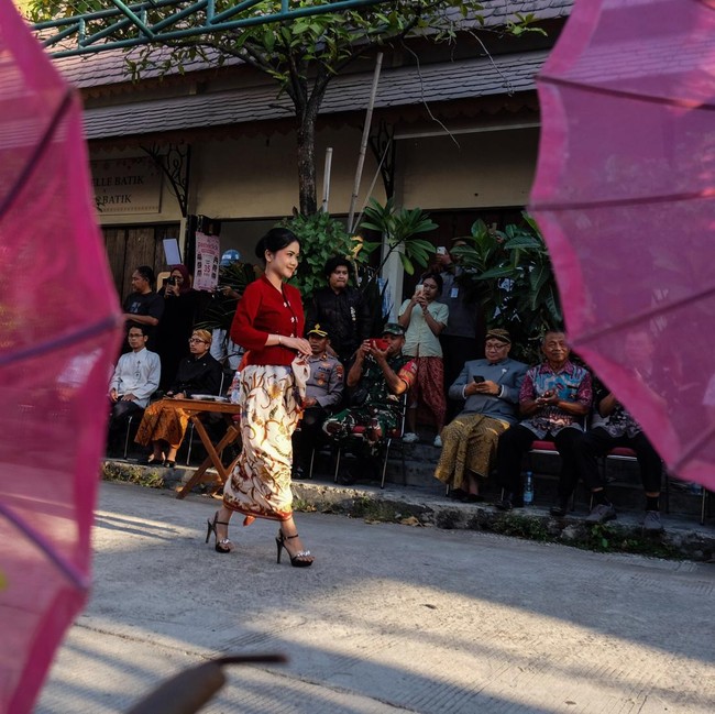 Pesona Kebaya Warnai Pasar Triwindu, Hari Kebaya Nasional Dirayakan Lewat Fashion Show