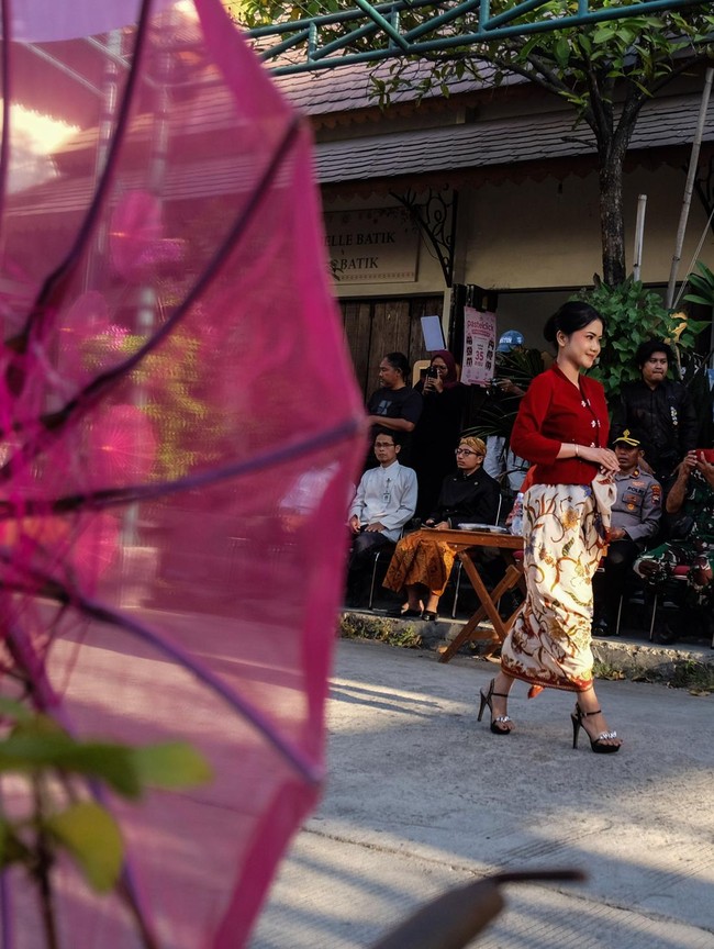 Pesona Kebaya Warnai Pasar Triwindu, Hari Kebaya Nasional Dirayakan Lewat Fashion Show