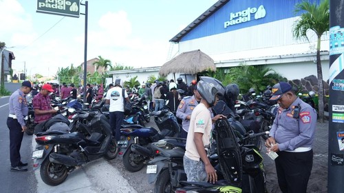 Petugas gabungan Dishub Badung dan Satlantas Polres Badung melakukan operasi gabungan di sepanjang Jalan Merta Agung, Kelurahan Kerobokan Kelod, Kecamatan Kuta Utara, Jumat (24/7/2026). (Agus Eka/detikBali)