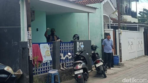 Petugas KPK menggeledah salah satu rumah yang ada di Lombok Barat, Jumat (24/7/2026). (Foto: Abdurrasyid Efendi/detikBali).
